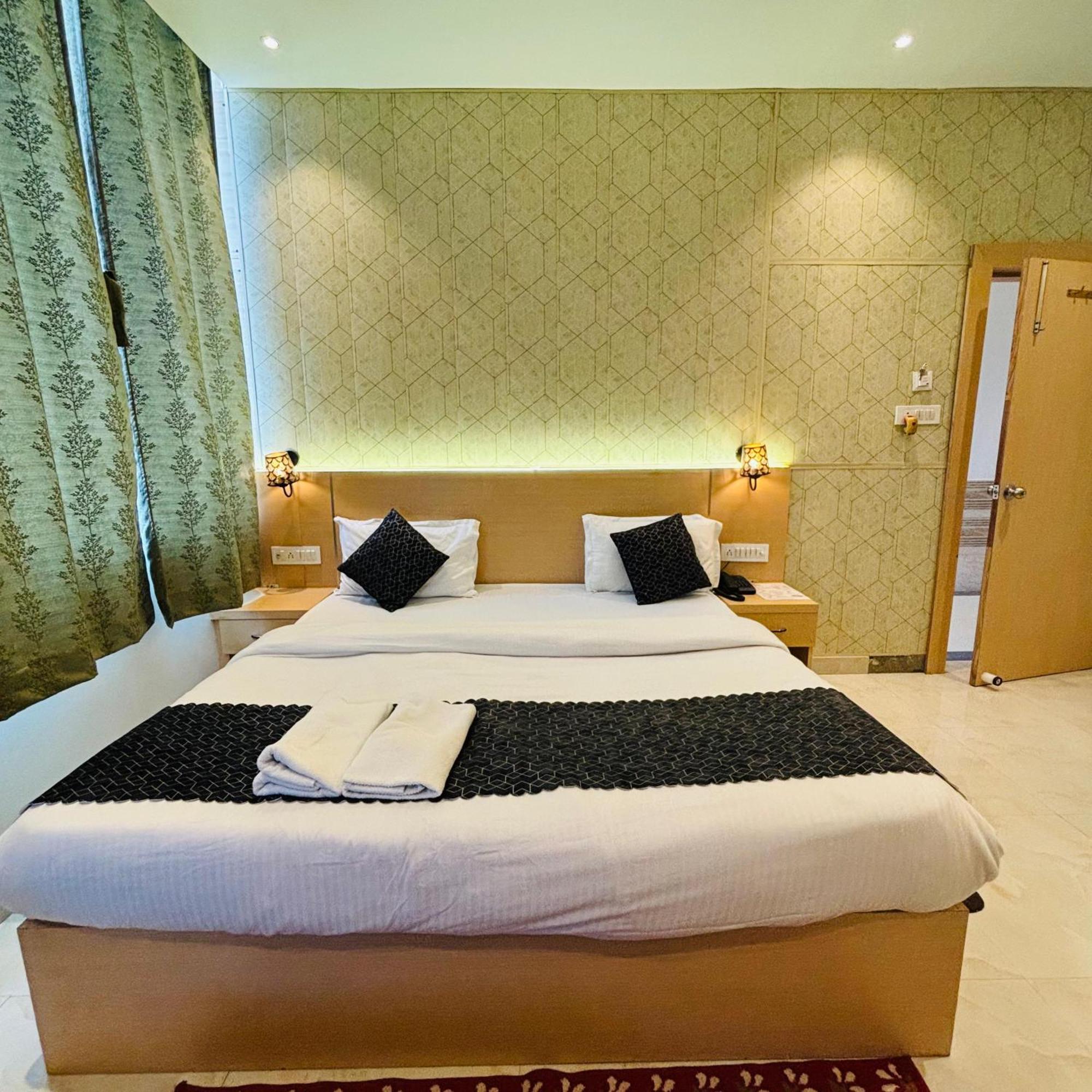 Hotel Ramay Palace 400 Meter From Ram Mandir Ayodhya Exterior photo